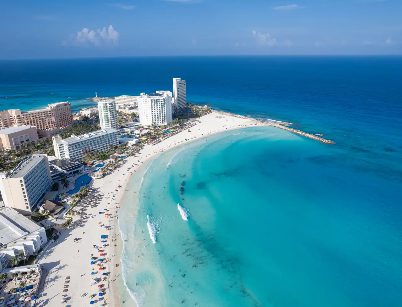 Cancún: la curva de la zona hotelera desde el aire