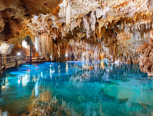 Cancún: una caverna de estalactitas sobre agua turquesa