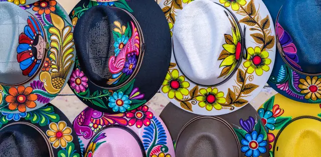 Cancún: sombreros bordados en un puesto de artesanía