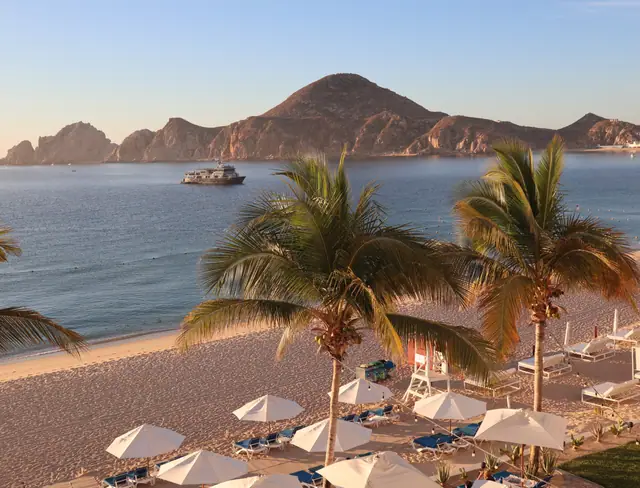 Los Cabos: la bahía con sus palmeras y el cabo al fondo