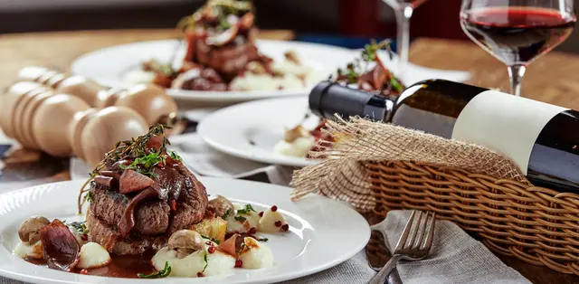 Los Cabos: un plato servido con vino